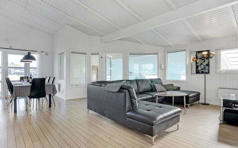 Saku - 495M to the Fjord: Holzboden, Flooring, Fussboden, Holz, Decke, Interior Design, Laminatboden, Wohnzimmer, Hartholz, Couch