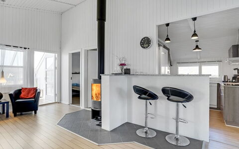 Saku - 495M to the Fjord: Flooring, Interior Design, Fussboden, Decke, Möbel, Holzboden, Beleuchtung, Zimmer, Haushaltsgerät, Küche