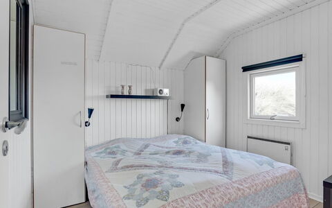 Saku - 495M to the Fjord: Holz, Schlafzimmer, Decke, Zuhause, Bett, Fussboden, Bettdecke, Bedding, Bettrahmen, Hartholz