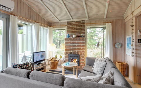 Thurgot - 720M to the Fjord: Holz, Interior Design, Flooring, Möbel, Decke, Fussboden, Wohnzimmer, Zuhause, Couch