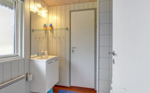 Thurgot - 720M to the Fjord: Wand, Flooring, Armatur, Holz, Fussboden, Interior Design, Sinken, Badezimmer, Bad Sink, Installation