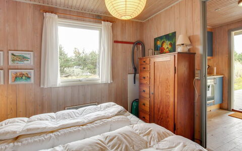 Thurgot - 720M to the Fjord: Holz, Schlafzimmer, Interior Design, Decke, Möbel, Bettdecke, Bett, Fussboden, Flooring, Zimmer