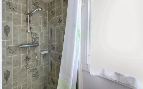 Annelotte - from the Sea: Badezimmer, Duschvorhang, Armatur, Interior Design, Flooring, Fussboden, Dusche, Vorhang, Installation, Fliese