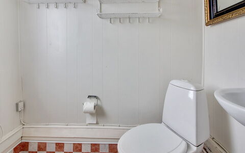 Annelotte - from the Sea: Toilleten Sitz, Badezimmer, Armatur, Flooring, Toilette, Fussboden, Interior Design, Sinken, Bad Sink, Fliese