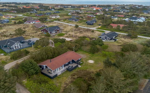 Andrie - 800M from the Sea: Strauch, Urban Design, Ground, Backstein, Wohnung, Estate, Mauerwerk, Balkon, Landscaping