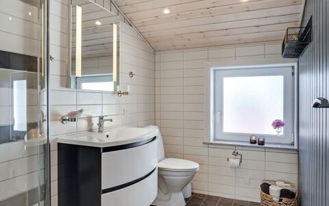 Henning - from the Sea: Armatur, Holz, Flooring, Badezimmer, Interior Design, Sinken, Fussboden, Installation, Toilette, Zapfhahn