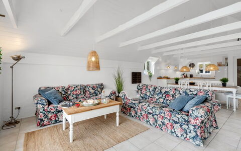 Annielle - from the Sea: Möbel, Couch, Interior Design, Flooring, Holz, Fussboden, Tabelle, Decke, Wohnzimmer, Zimmer
