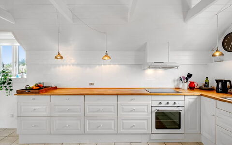 Annielle - from the Sea: Interior Design, Flooring, Küche, Holz, Decke, Cabinetry, Countertop, Light Fixture, Fussboden, Möbel