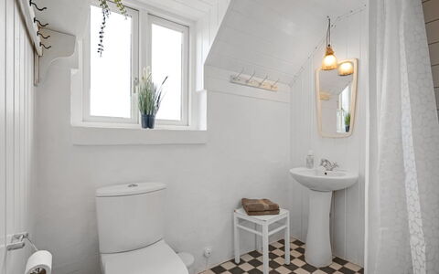 Annielle - from the Sea: Badezimmer, Armatur, Wand, Flooring, Fussboden, Toilette, Toilleten Sitz, Weiss, Interior Design, Sinken