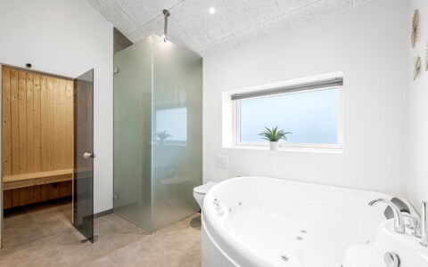 Tola - 450M from the Sea: Armatur, Badezimmer, Flooring, Interior Design, Decke, Fussboden, Badewanne, Beleuchtung, Installation, Zapfhahn