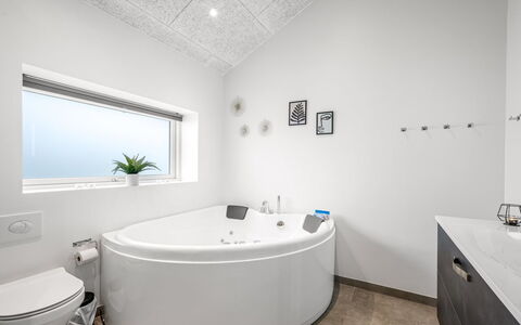Tola - 450M from the Sea: Armatur, Badezimmer, Badewanne, Interior Design, Flooring, Decke, Fussboden, Zapfhahn, Installation, Beleuchtung