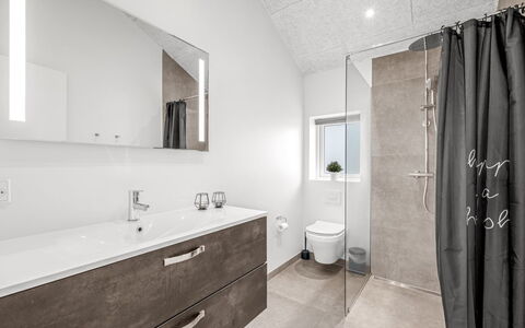 Tola - 450M from the Sea: Flooring, Fussboden, Armatur, Interior Design, Badezimmerschrank, Installation, Badezimmer, Decke, Zapfhahn, Spiegel