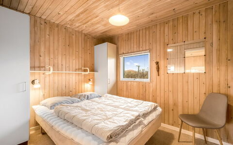 Odmar - 300M from the Sea: Holz, Interior Design, Decke, Schlafzimmer, Flooring, Fussboden, Bett, Zimmer, Bettdecke, Beleuchtung