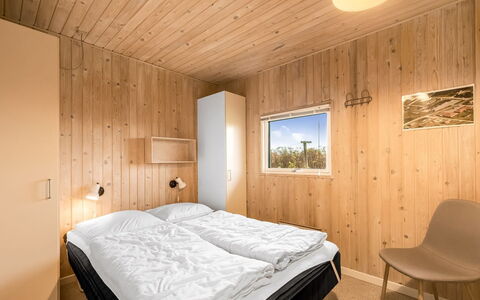 Odmar - 300M from the Sea: Holz, Interior Design, Schlafzimmer, Flooring, Fussboden, Decke, Bett, Zimmer, Bettdecke, Bedding