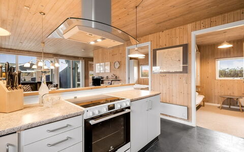Odmar - 300M from the Sea: Holz, Küche, Decke, Interior Design, Countertop, Light Fixture, Zuhause, Hartholz, Cabinetry, Holzbeize