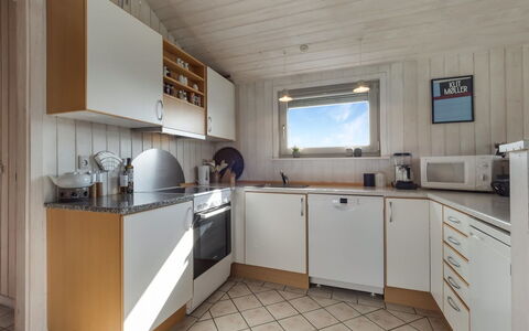Suometar - 400M from the Sea: Holz, Flooring, Fussboden, Küche, Interior Design, Countertop, Decke, Küchengerät, Cabinetry, Major Appliance