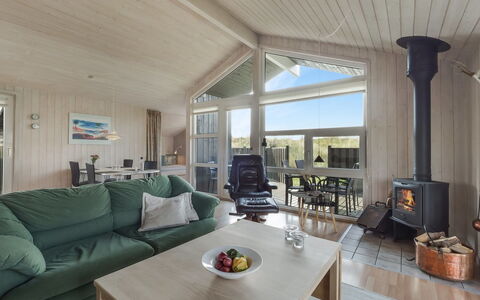 Suometar - 400M from the Sea: Holz, Zuhause, Haus, Hütte, Decke, Tür, Wohnzimmer, Hartholz, Couch