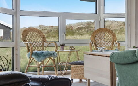 Suometar - 400M from the Sea: Möbel, Holz, Interior Design, Stuhl, Fussboden, Flooring, Zimmer, Glas, Wicker, Wohnzimmer