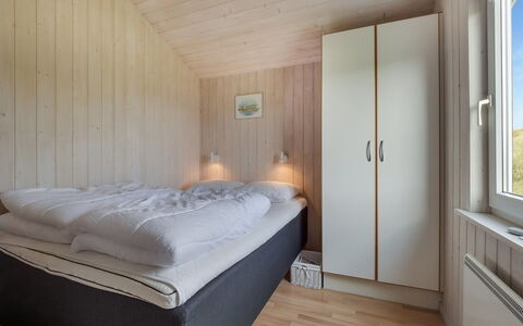 Suometar - 400M from the Sea: Schlafzimmer, Bett, Holz, Bettdecke, Interior Design, Fussboden, Bedding, Decke, Flooring, Bettrahmen