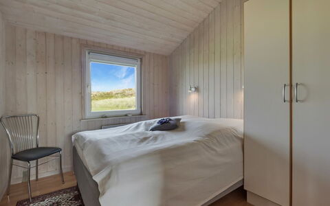 Suometar - 400M from the Sea: Wand, Holz, Decke, Schlafzimmer, Fussboden, Flooring, Interior Design, Bett, Bettdecke, Zuhause