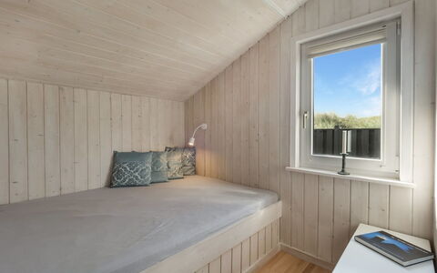 Suometar - 400M from the Sea: Flooring, Fussboden, Wand, Holz, Interior Design, Decke, Schlafzimmer, Möbel, Zimmer, Bett