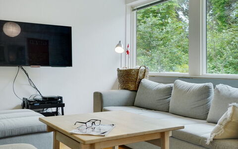 Flor - 900M from the Sea: Möbel, Interior Design, Couch, Flooring, Wand, Fussboden, Wohnzimmer, Holz, Zimmer, Tabelle