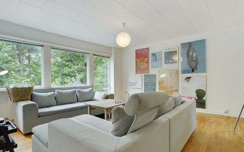 Flor - 900M from the Sea: Möbel, Interior Design, Flooring, Couch, Fussboden, Wand, Wohnzimmer, Decke, Holz, Zimmer