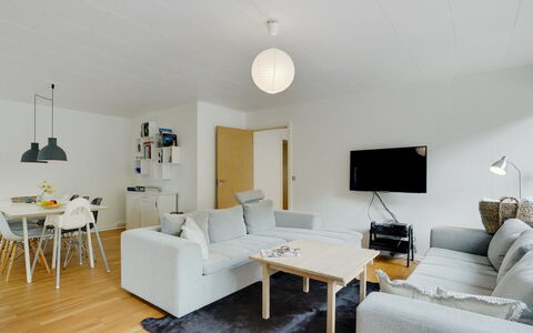 Flor - 900M from the Sea: Möbel, Interior Design, Flooring, Wand, Fussboden, Couch, Decke, Holz, Wohnzimmer, Light Fixture