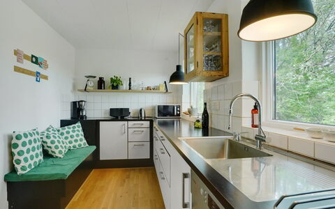 Flor - 900M from the Sea: Küche, Countertop, Küchengerät, Interior Design, Möbel, Flooring, Holz, Decke, Major Appliance, Fussboden