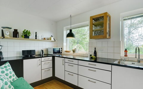 Flor - 900M from the Sea: Küche, Countertop, Interior Design, Flooring, Küchengerät, Cabinetry, Holz, Fussboden, Spüle, Möbel