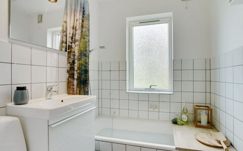 Flor - 900M from the Sea: Wand, Flooring, Armatur, Interior Design, Fussboden, Badezimmer, Installation, Zapfhahn, Fliese, Verbundwerkstoff
