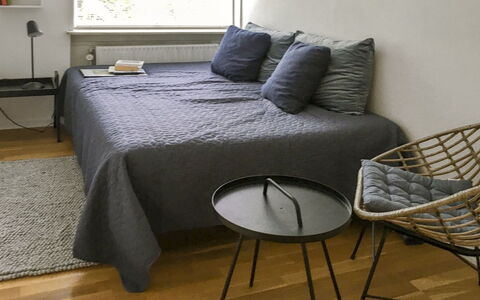 Flor - 900M from the Sea: Möbel, Schlafzimmer, Interior Design, Flooring, Fussboden, Bett, Bedding, Bettdecke, Holz, Linens