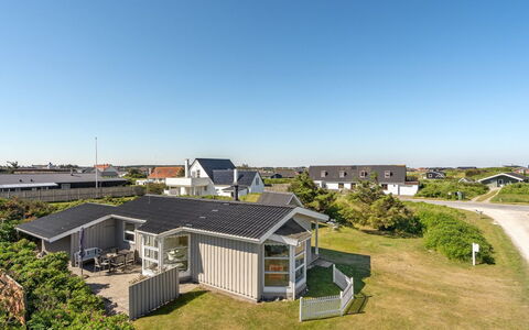 Majgull - 150M from the Sea: Haus, Zuhause, Tür, Dach, Hütte, Estate, Garten, Schatten, Abstellgleis, Garten