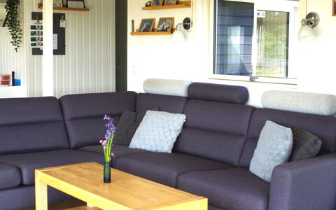 Carelle - 300M from the Sea: Hartholz, Wohnzimmer