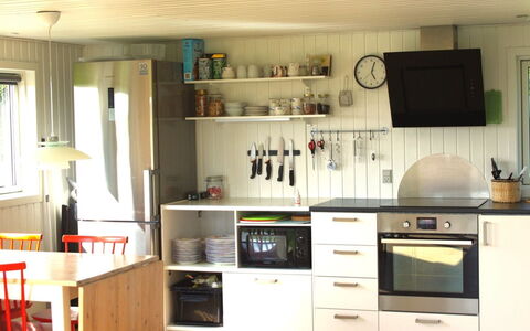 Carelle - 300M from the Sea: Küche, Küchengerät, Möbel, Countertop, Major Appliance, Flooring, Holz, Interior Design, Cabinetry, Haushaltsgerät