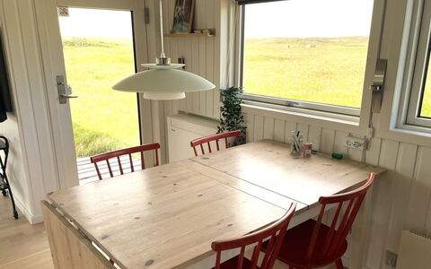 Carelle - 300M from the Sea: Möbel, Flooring, Holz, Fussboden, Tabelle, Interior Design, Küche & Esszimmer Tisch, Esszimmer, Stuhl, Holzbeize