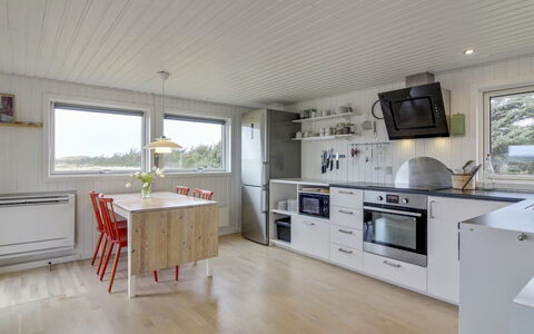 Carelle - 300M from the Sea: Holz, Decke, Zuhause, Küche, Hartholz, Countertop, Holzbeize, Planke, Holzboden, Light Fixture