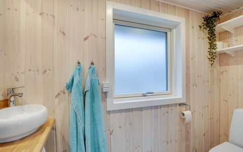 Carelle - 300M from the Sea: Holz, Flooring, Interior Design, Fussboden, Decke, Zimmer, Armatur, Holzbeize, Badezimmer, Planke