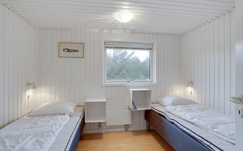 Carelle - 300M from the Sea: Holz, Schlafzimmer, Fussboden, Decke, Flooring, Bett, Interior Design, Bedding, Bettdecke, Zimmer