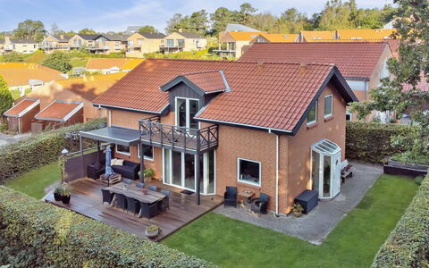 Thiokk - 500M from the Sea: Holz, Zuhause, Veranda, Deck, Hartholz, Dach, Holzbeize, Holzboden, Eco Hotel