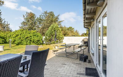 Lenni - 700M from the Sea