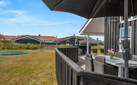 Nedelko - 250M from the Sea: Haus, Dach, Zuhause, Wohngebiet, Die Architektur, Veranda, Grundstueck, Schatten, Hütte, Abstellgleis