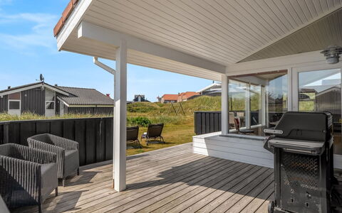 Nedelko - 250M from the Sea: Holz, Veranda, Dach, Die Architektur, Zuhause, Haus, Verbundwerkstoff, Deck, Schatten, Hütte
