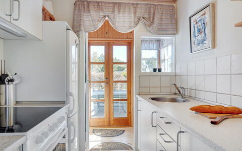 Ingebritt - 1.5Km from the Sea: Flooring, Interior Design, Holz, Küche, Fussboden, Möbel, Countertop, Decke, Cabinetry, Zimmer