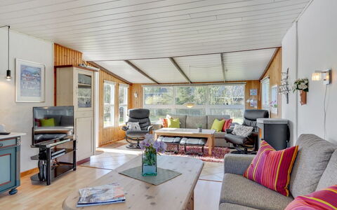 Ingebritt - 1.5Km from the Sea: Möbel, Couch, Interior Design, Holz, Decke, Flooring, Wohnzimmer, Fussboden, Zimmer