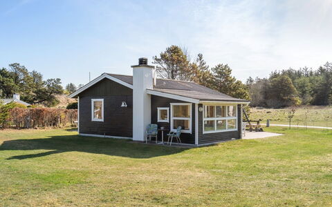 Ingebritt - 1.5Km from the Sea: Gras, Haus, Zuhause, Hütte, Veranda, Tür, Dach, Ländliches Gebiet, Grundstueck, Abstellgleis