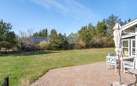Ingebritt - 1.5Km from the Sea: Himmel, Strauch, Landschaft, Grundstueck, Garten, Schatten, Landscaping, Rasen, Estate
