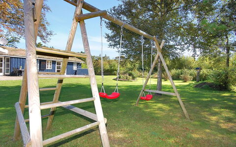 Tomke - 1.7Km from the Sea: Dach, Zuhause, Tür, Hütte, Schatten, Abstellgleis, Garten, Estate, Hinterhof