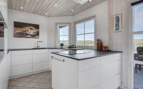 Maren - 150M from the Sea: Flooring, Holz, Küche, Cabinetry, Fussboden, Decke, Countertop, Interior Design, Küchengerät, Major Appliance