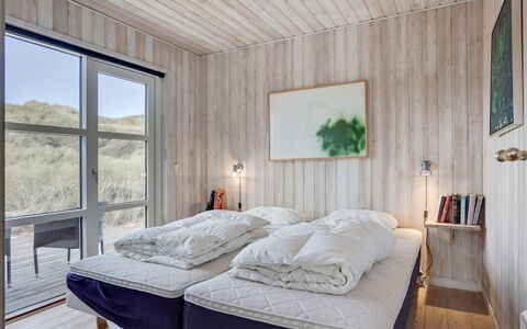 Maren - 150M from the Sea: Schlafzimmer, Bett, Bettdecke, Holz, Bedding, Möbel, Interior Design, Fussboden, Linens, Bettrahmen